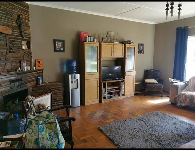 5 BEDROOM HOUSE SOLD IN MOUNTAIN VIEW